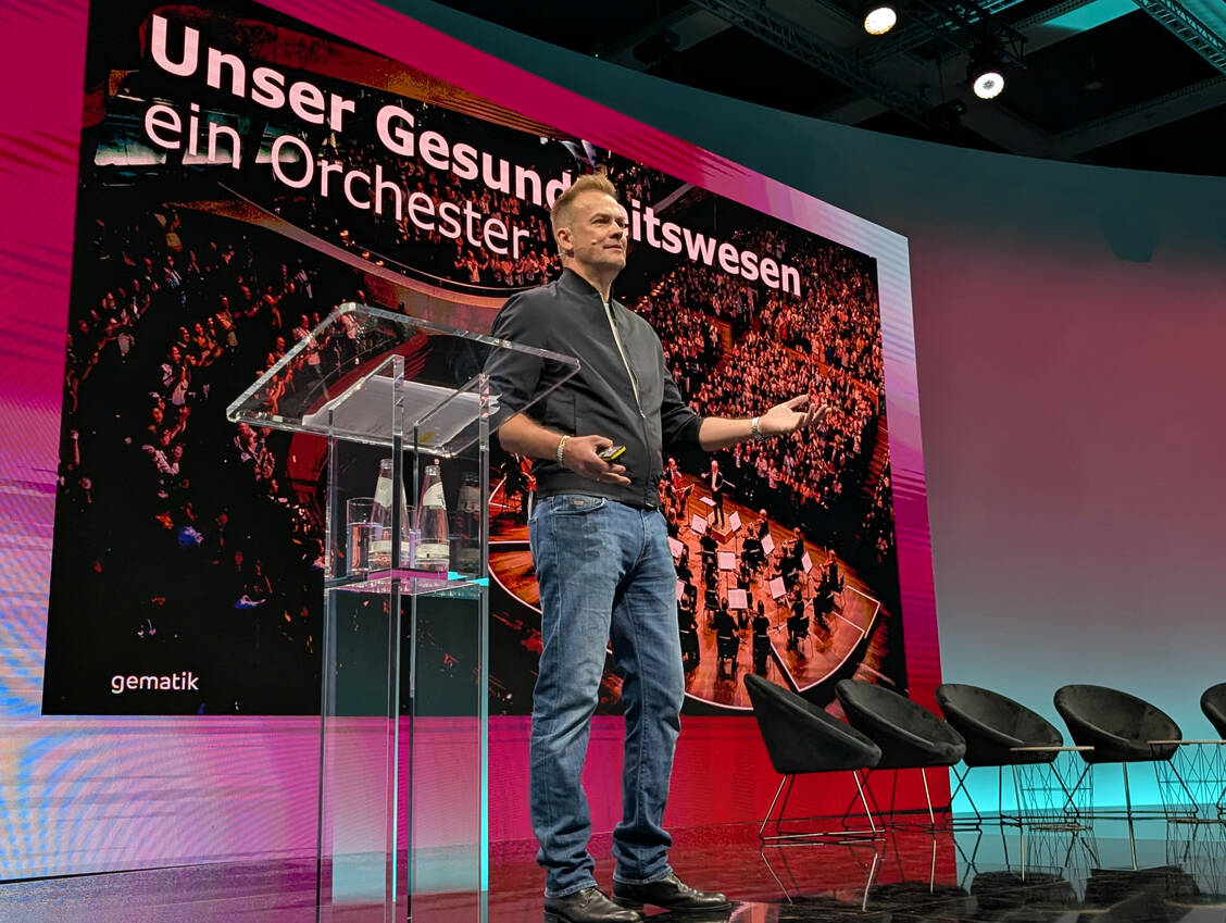 Der Gematik-Geschäftsführer Florian Fuhrmann sprach auf der DMEA über die Steuerung des Gesundheitswesens.  / © PZ/Brockfeld