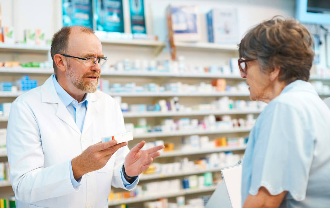 Vor allem ältere Kunden brauchen eine hitzesensible Beratung zu ihrer Medikation. Von sich aus sprechen sie das Thema in der Apotheke aber kaum an, wie eine Feldstudie in Apotheken zeigte. / © Getty Images/RapidEye
