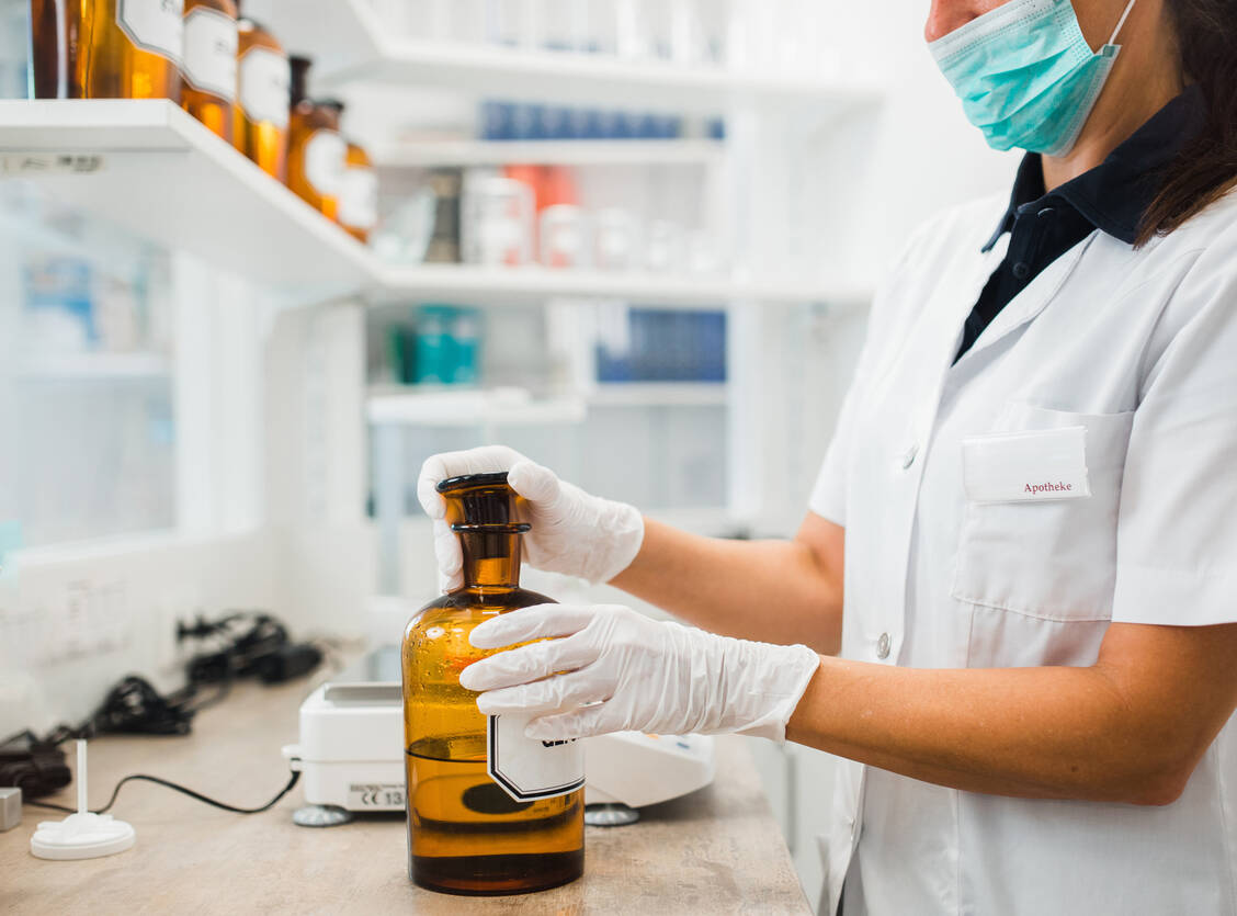 Apotheken dürften bei der Herstellung von Rezepturen bestimmte Kennzeichnungspflichten nicht aus den Augen verlieren.  / Foto: Adobe Stock/Mario