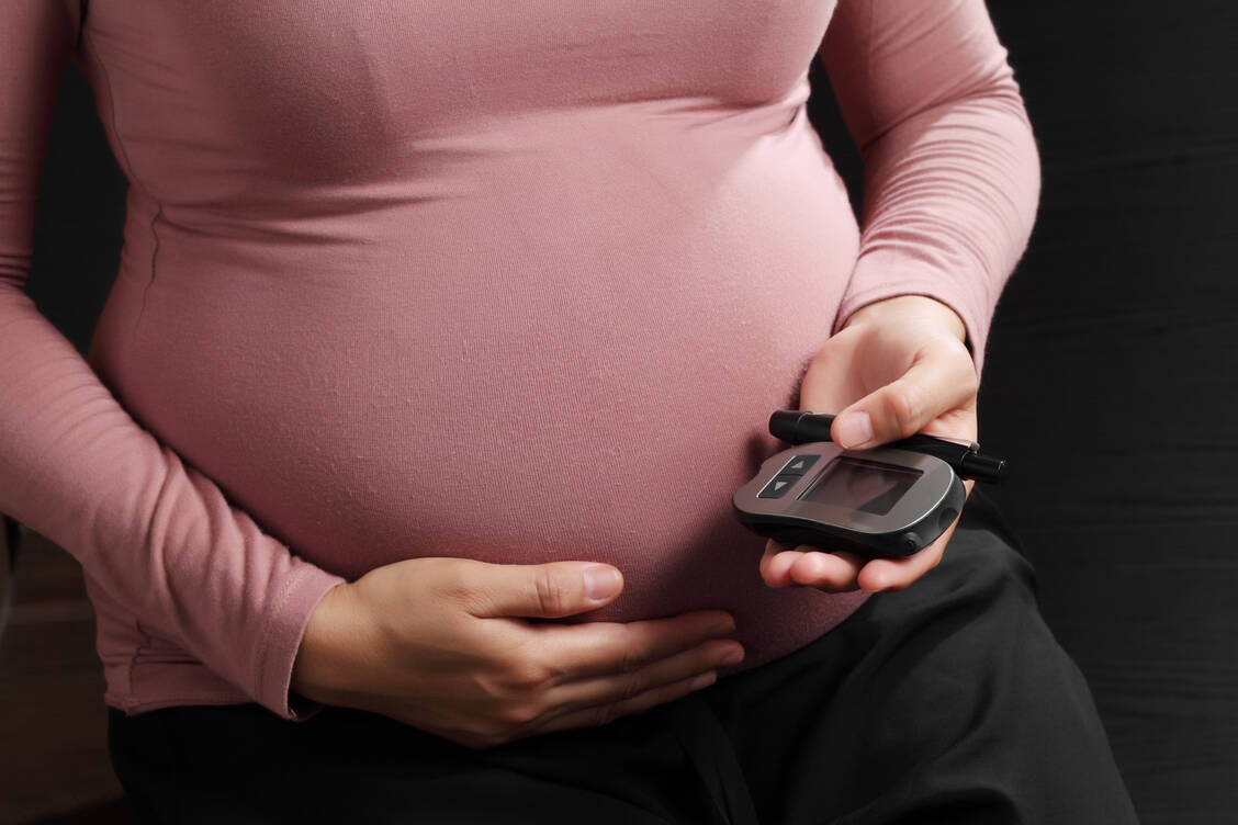 Knapp 6 Prozent der Schwangeren entwickeln einen Gestationsdiabetes. Die meisten Frauen haben nach der Geburt wieder normale Blutzuckerwerte. Allerdings besteht auch  ein erhöhtes Risiko, später an Typ-2-Diabetes zu erkranken. / Foto: Adobe Stock/seksanwangjaisuk