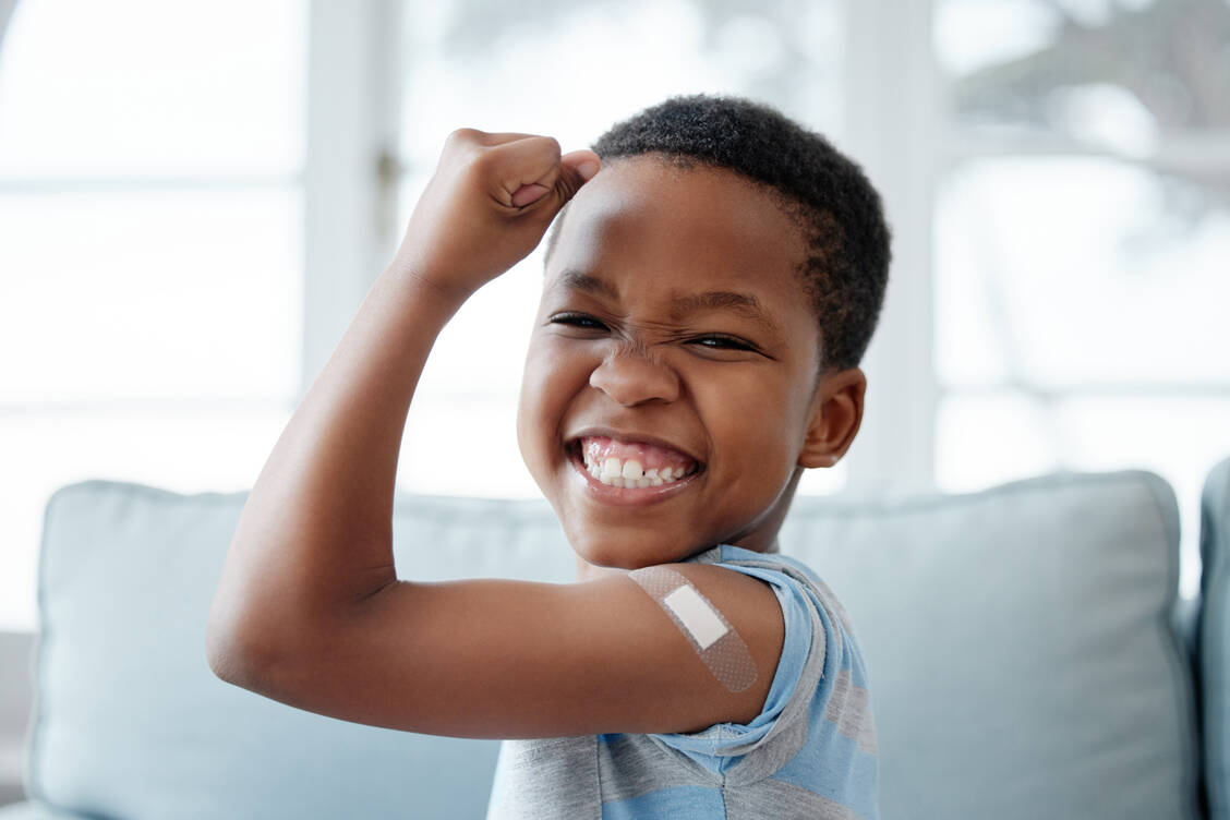 In den vergangenen 50 Jahren konnte durch das Impfprogramm der WHO die Durchimpfungsrate bei Kindern weltweit stark erhöht werden.  / © Getty Images/Peopleimages