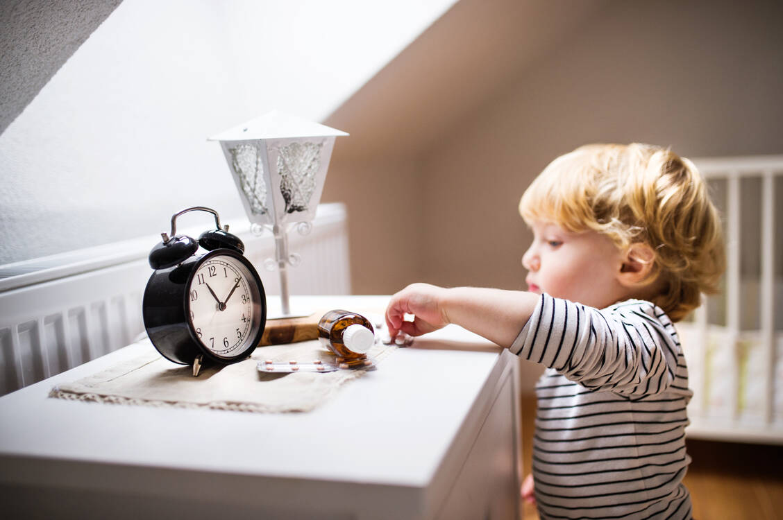 Eine Vergiftung passiert schnell in einem unbeaufsichtigten Moment. Auch vermeintlich banale Erkältungsmittel sollten unzugänglich für Kinder aufbewahrt werden. / © Getty Images/Halfpoint