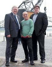 ABDA-Vize  Mathias Arnold, Comedian Bernhard Hoëcker, Cyrano-Geschäftsführer Alexander Springensguth (v.l.).
<p class="fotonachweis">Foto: Ralph Augstein</p>