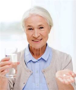 Dass Arzneimmittel mit Wasser  eingenommen  werden sollen, ist ein alter Hut.  Manche benötigen allerdings zur  Resorption eine gleichzeitige  Nahrungs­aufnahme.
<p class="fotonachweis">Foto: Fotolia/ Syda Productions</p>