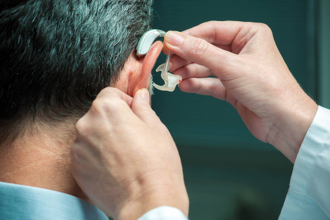 Bei einem Hörverlust kann die Versorgung mit Hörgeräten Erleichterung schaffen, da der Tinnitus aufgrund überdeckender Außengeräusche weniger wahrgenommen wird. / Foto: Adobe Stock/Alexander Raths