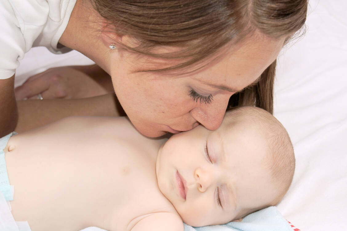 Bei Herpes simplex ist der Einsatz von Aciclovir erlaubt. Die Mutter sollte jedoch auf jeden Fall vermeiden, das Kind zu küssen. / Foto: Adobe Stock/Wladimir Wetzel