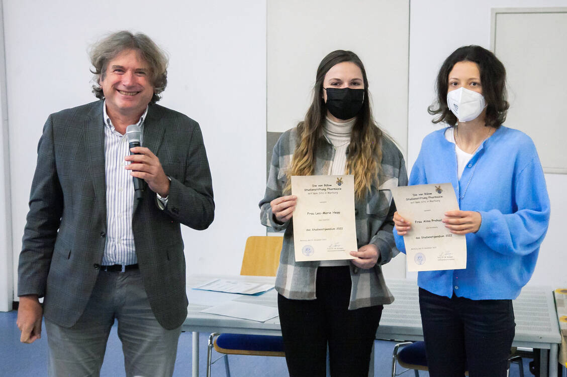 Die beiden Stipendiatinnen der von-Bülow-Studienstiftung erhalten von dem Dekan des Fachbereichs Pharmazie ihre Stipendienurkunde (von links: Professor Dr. M. Keusgen, Lea-Marie Hepp und Alina Prohaska). / Foto: Stephan Tang /FB Pharmazie Uni Marburg