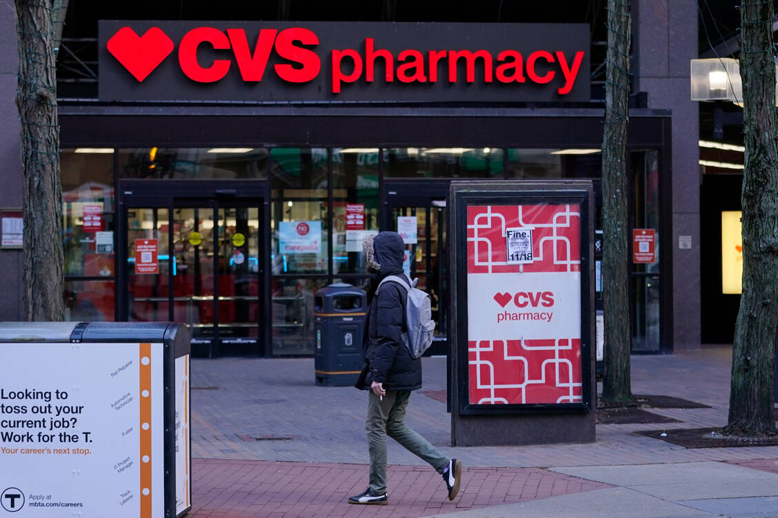 Demnächst öfter mal geschlossen: Um die Work-Life-Balance der überlasteten Fachkräfte aufrechtzuerhalten, reduzieren US-Apothekenketten wie CVS ihre Öffnungszeiten in einigen Filialen. / Foto: picture alliance / ASSOCIATED PRESS