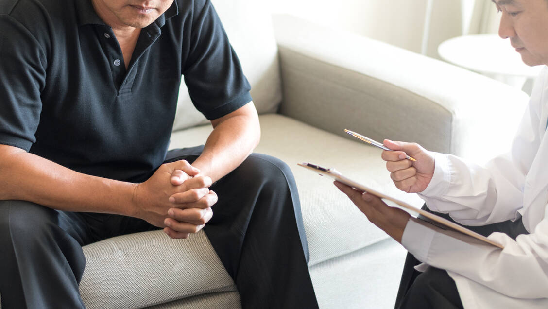 Erektionsstörungen hängen oft mit zugrunde liegenden Erkrankungen wie Diabetes oder Gefäßschäden zusammen. Daher sollten sich betroffene Männer immer auch von einem Arzt durchchecken lassen. / Foto: Getty Images/Pornpak Khunatorn