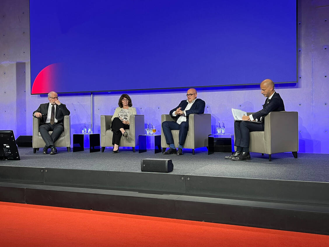 Die Gesundheitspolitiker Georg Kippels (CDU), Martina Stamm-Fibich (SPD) und Lars Lindemann (FDP) in der Diskussion mit BPI-Geschäftzsführer Kai Joachimsen (v.l.n.r.) / Foto: pz