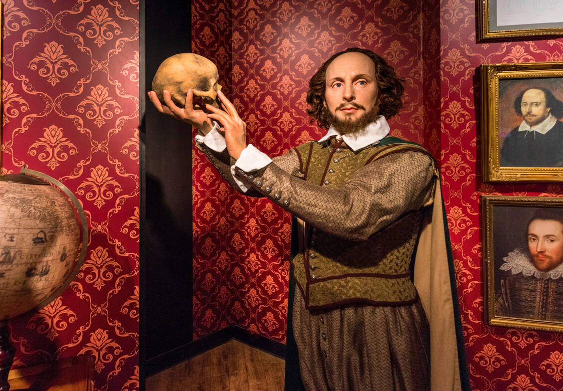 Werke des Dramatikers William Shakespeare (im Foto als Wachsfigur) wie »König Lear« liefern der Medizin heute wichtige Hinweise zu verschiedenen Erkrankungen. / Foto: Adobe Stock/yorgen67