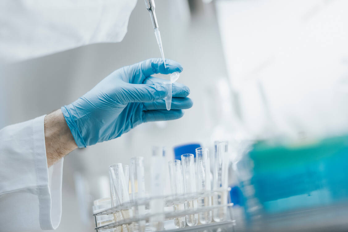 Untersucht man einen mRNA-Impfstoff auf Rest-DNA, kann die vorherige unsachgemäße Lagerung des Impfstoffs das Ergebnis stark verfälschen. / Foto: Getty Images/visualspace