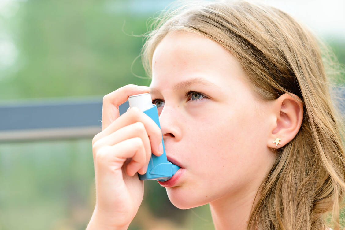 Durch eine korrekte Inhalationstechnik und höhere Adhärenz könnten bei vielen Patienten orale Glucocorticoide eingespart werden. / Foto: Shutterstock/bubutu
