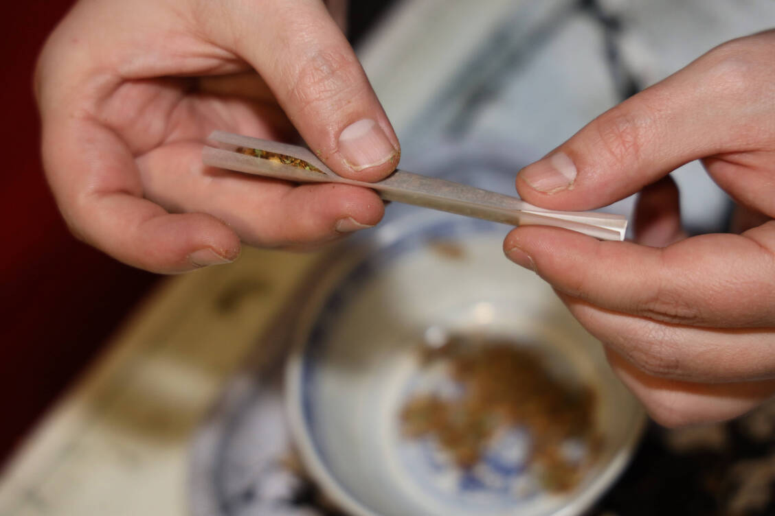 Die meisten Menschen in Deutschland halten die Teillegalisierung von Cannabis für richtig.  / © IMAGO/SKATA