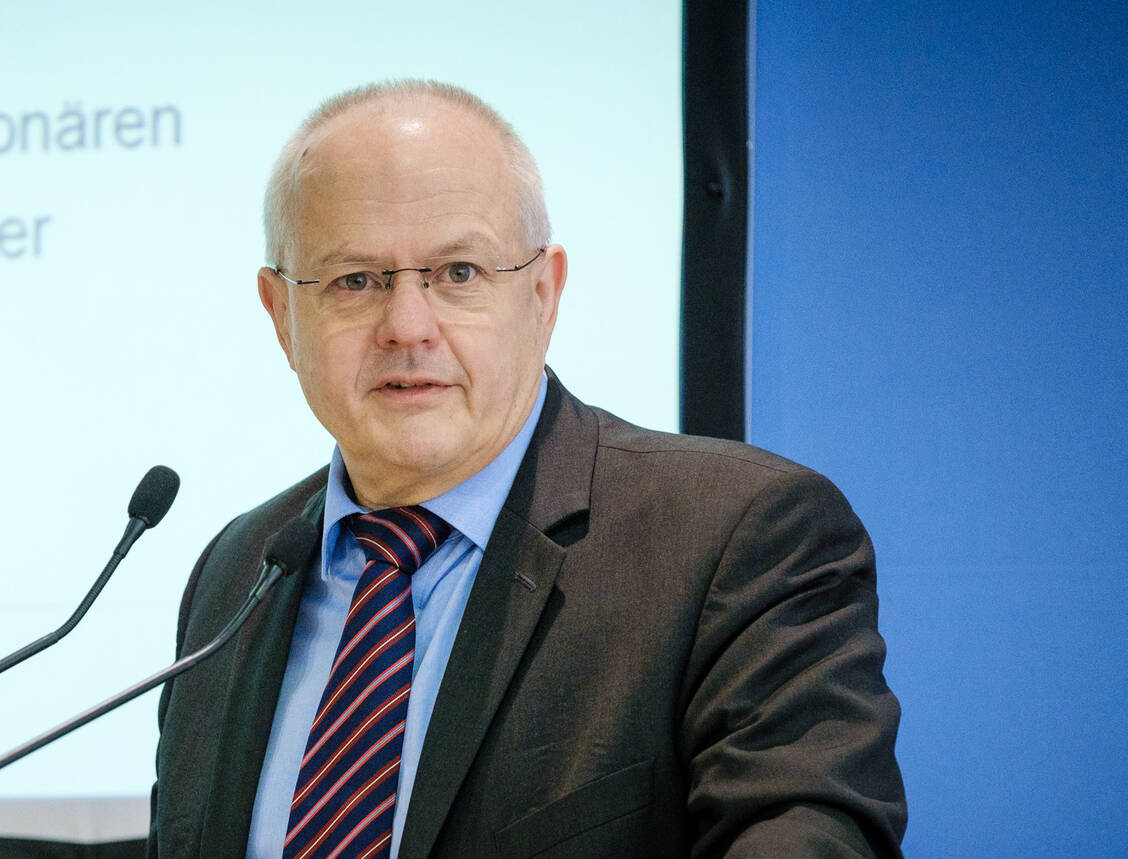 Der Präsident der Bundesapothekerkammer Andreas Kiefer freut sich, dass Pharmaziestudierende trotz der Coronavirus-Krise ihre Ausbildung fortsetzen können. / Foto: ABDA/Wagenzik