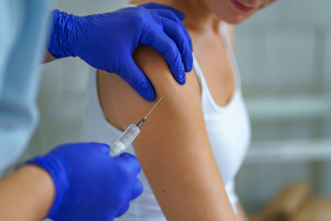 Alle deutschen Bürger werden schnellstmöglich mit einem Coronavirus-Impfstoff geimpft, wenn der Wirkstoff auf den Markt kommt, meint Bundesforschungsministerin Anja Karliczek. Aussagen wie diese wecken falsche Hoffnungen, erwidert ein Experte. / Foto: Adobe Stock/Goffkein