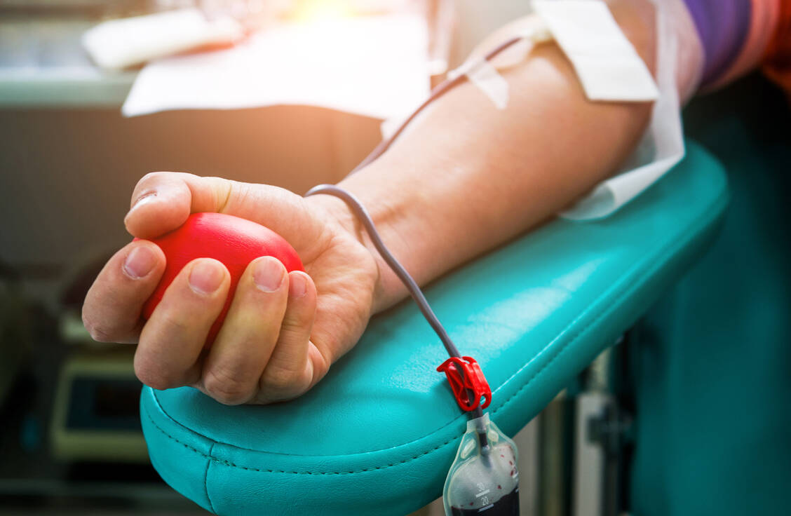 Die meisten Blutspenden gehen an krebskranke Menschen. / Foto: Getty Images/hxdbzxy