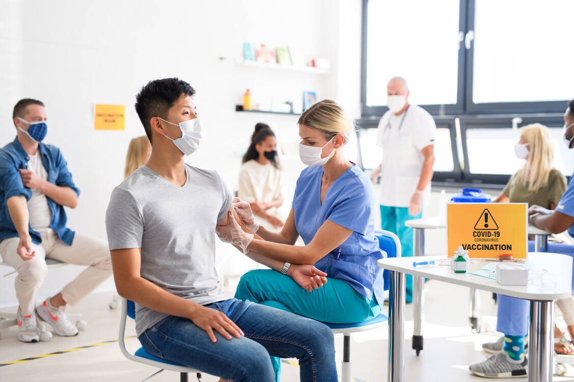 Ziel sollte es nicht nur sein, möglichst schnell möglichst viele Menschen zu impfen, sondern dabei auch auf einen ausreichenden Schutz zu achten, indem die zweite Dosis zulassungsgerecht verimpft wird. / Foto: Adobe Stock/Halfpoint
