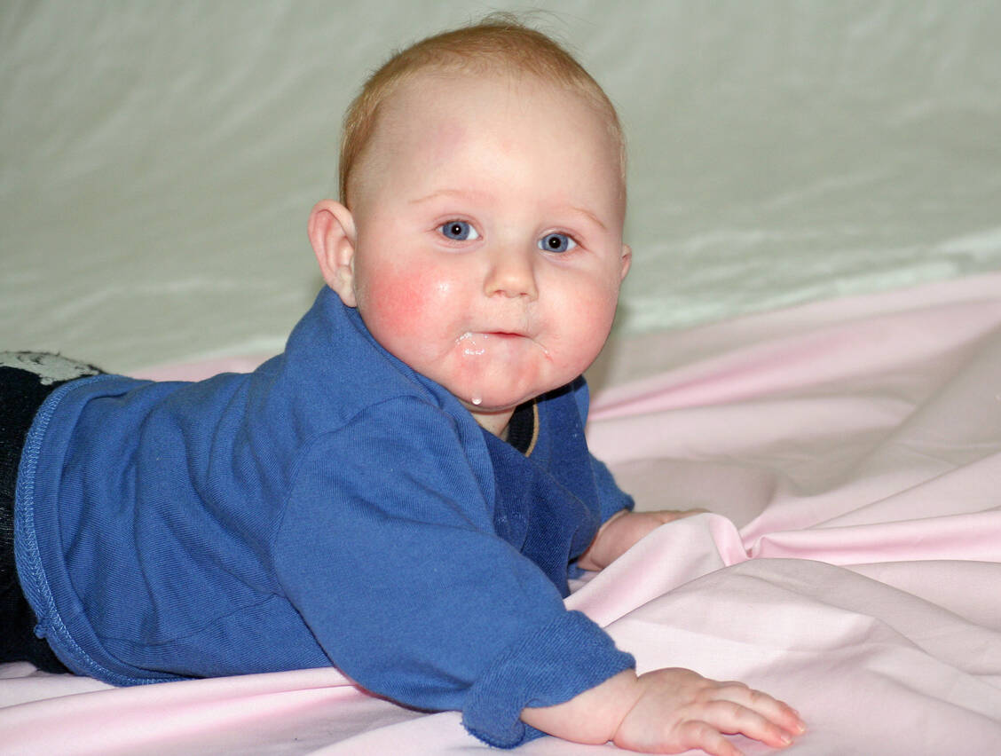 Bei Babys bis zum 18. Lebensmonat ist übermäßiger Speichelfluss in der Regel physiologisch und kein Grund zur Sorge. / © Adobe Stock/Yvonne Bogdanski