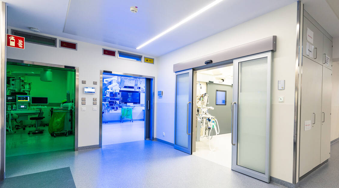 Das Pius-Hospital in Oldenburg baut den OP-Bereich um: Dort assistiert nun die KI. Lichtfarben lassen sich für bessere Kontraste per Sprachbefehl ändern. / © Pius-Hospital Oldenburg