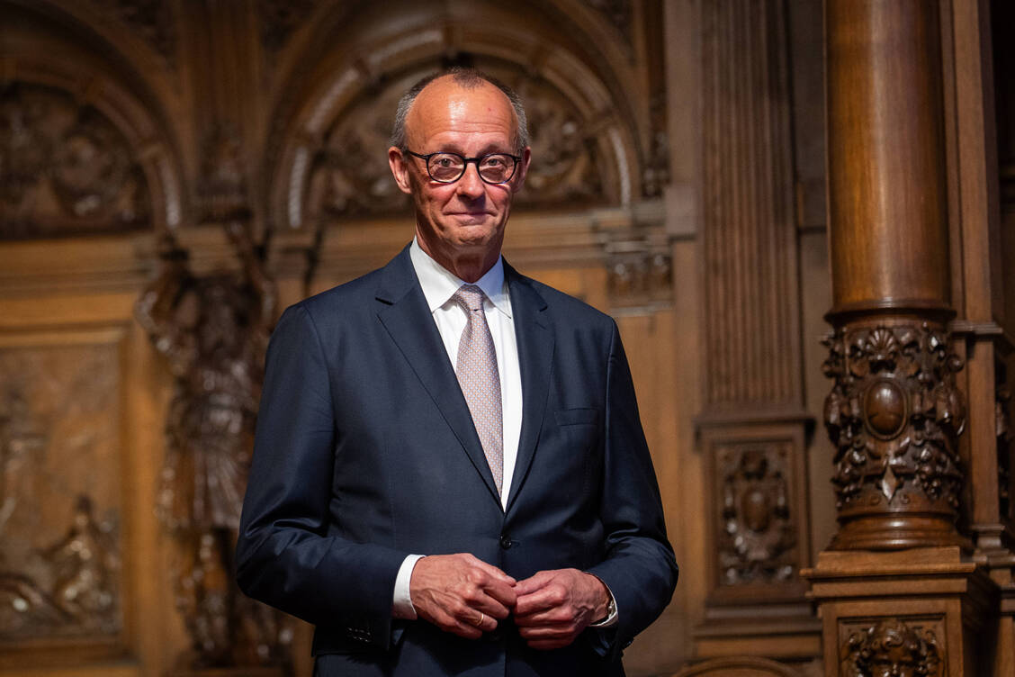 Kanzler Merz erntet häufig Kritik wegen mangelnder Empathie – sowohl von Bürgerinnen- und Bürgerseite als auch von der Opposition. Nun fordert er hingegen Verständnis.  / © Imago / Chris Emil Janßen