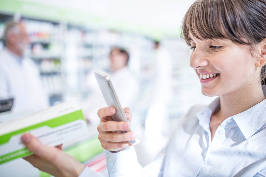 Digitale Packungsbeilagen sollen zukünftig helfen, Patienten schneller und übersichtlicher über Arzneimittel zu informieren. / © Getty Images/Westend61