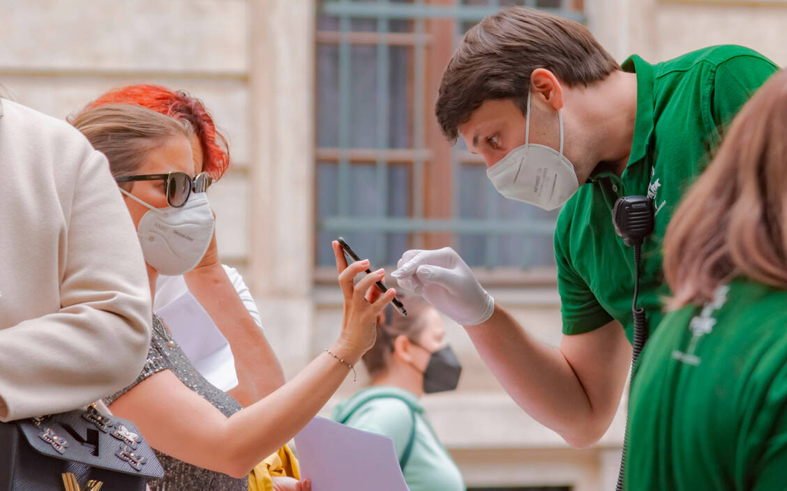 Bei vielen Veranstaltungen muss die sogenannte 3G-Regel beachtet werden. Dazu gehört auch der Nachweis einer überstandenen Corona-Infektion. Diesen soll es bald in digitaler Form aus der Apotheke geben. / Foto: imago images/SEPA.Media
