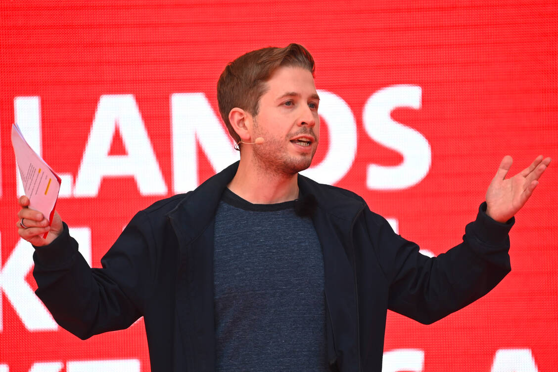 Der stellvertretende SPD-Parteichef Kevin Kühnert, hier bei einer Wahlkampfveranstaltung Ende August, kann sich vorstellen, dass Genuss-Cannabis legalisiert und kontrolliert in Apotheken abgegeben wird.  / Foto: picture alliance/dpa/dpa-Zentralbild