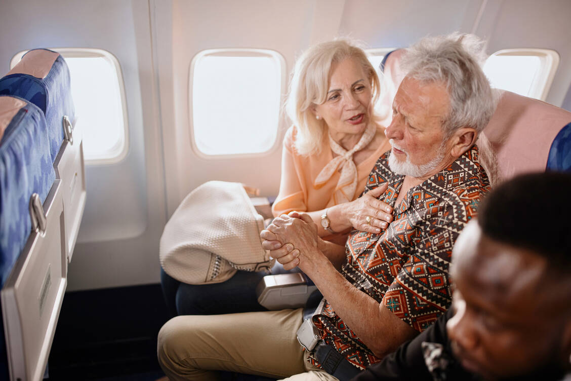 Zu den häufigsten gesundheitlichen Notfällen an Bord gehören Ohnmacht, Atemnot und Magen-Darm-Beschwerden. / © Getty Images/Anchiy