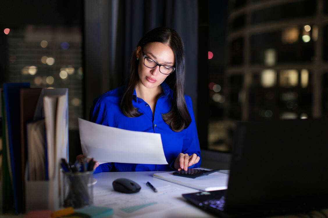 Risiko Abendmensch: Wenn es blöd läuft, kann die innere Uhr die eigene Karriere verkürzen. / © Shutterstock/fast-stock