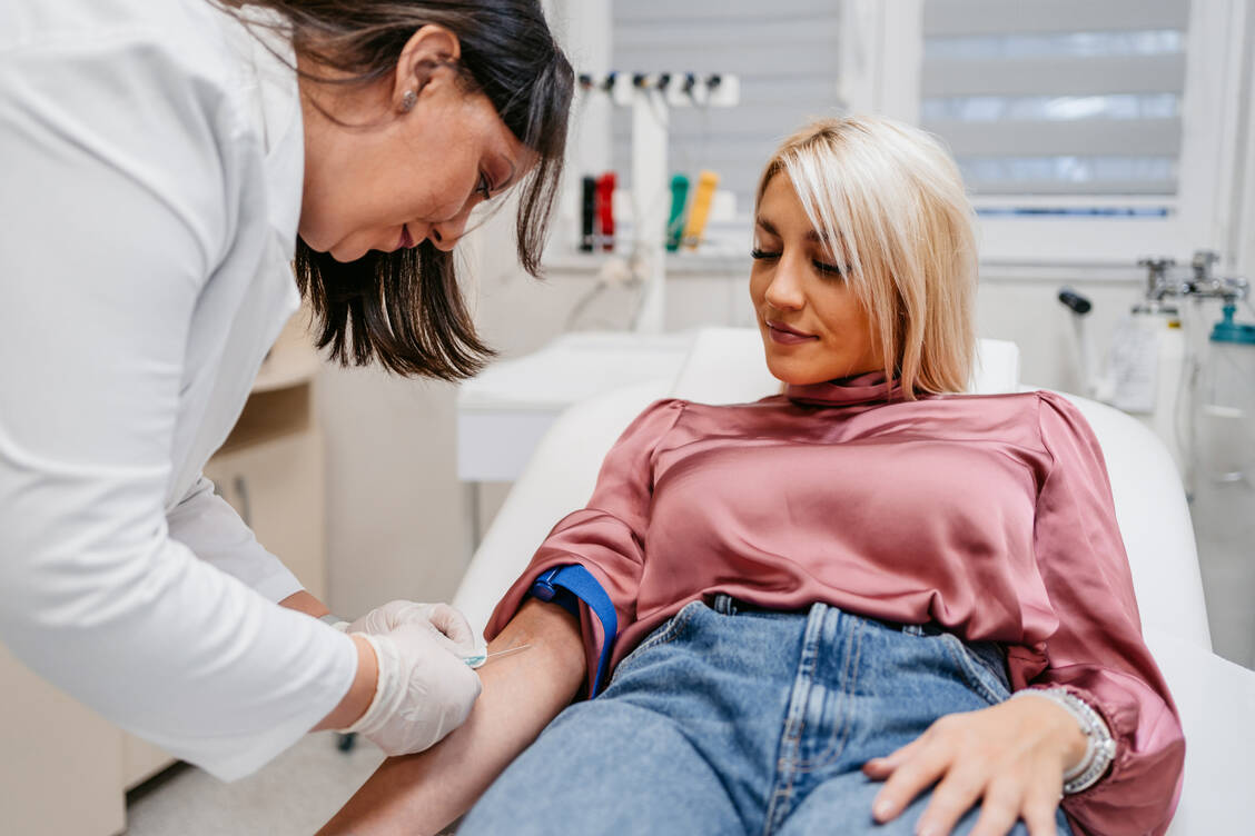 Beim systemischen Lupus erythematodes lassen sich im Blut meist Autoantikörper gegen Zellkern­bestandteile nachweisen. / © Getty Images/urbazon