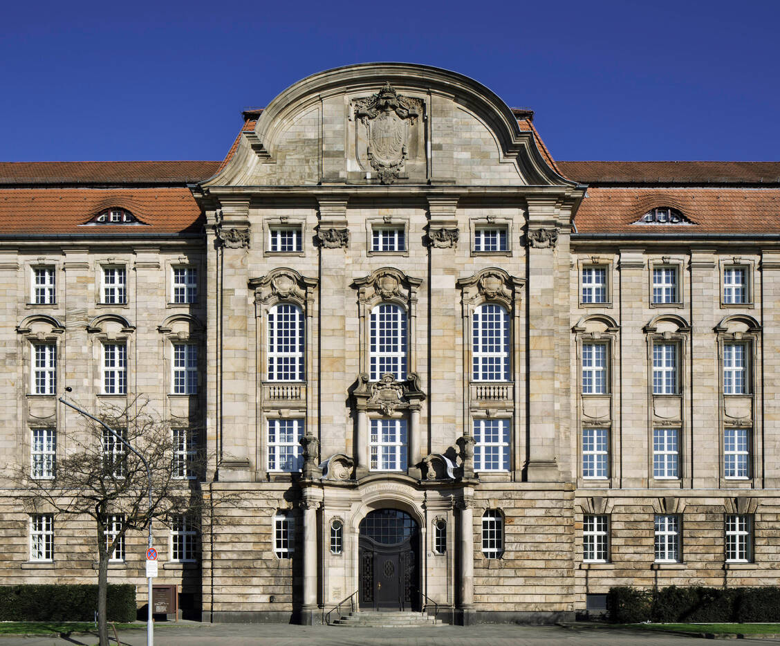 Die Richter am OLG Düsseldorf sind der Ansicht, dass der Versender Doc Morris Schadenersatz von der Apothekerkammer Nordrhein einfordern kann. Die will aber in Revision gehen.  / Foto: Imago/imagebroker