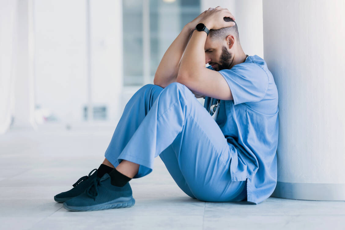 Kommen Patienten zu Schaden, leidet auch der Behandler. Oft isolieren sich die sogenannten zweiten Opfer und sind mit ihren Emotionen alleine. / © Adobe Stock/Felix/peopleimages.com