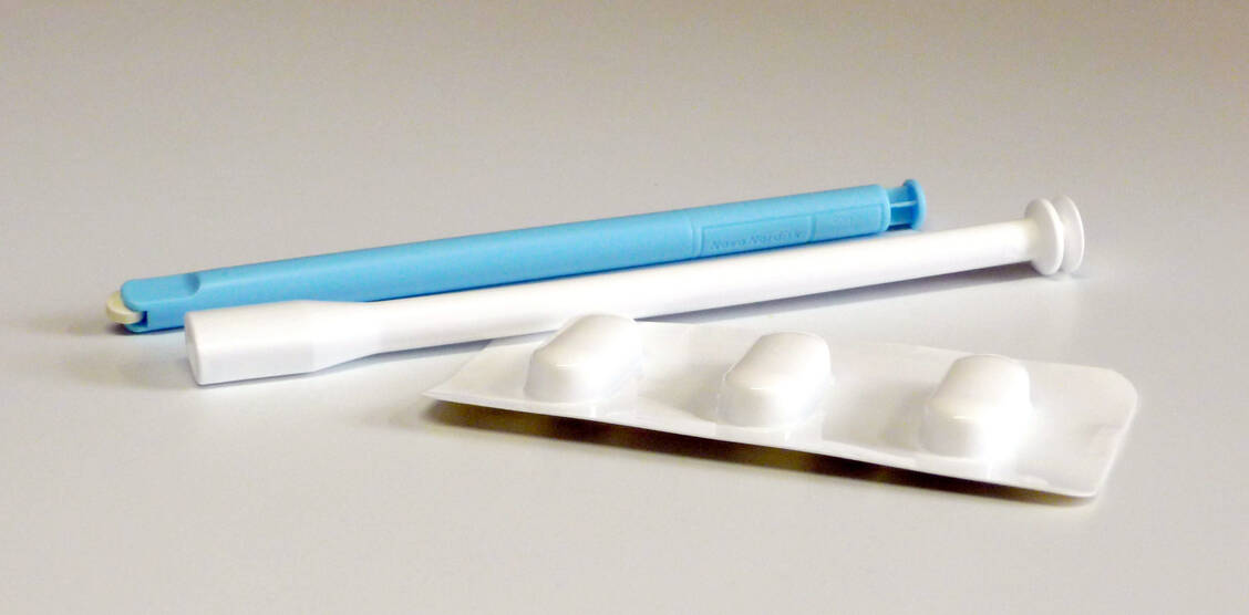 Feste Arzneiformen wie Vaginaltabletten werden häufig mittels Applikator eingeführt. Dieser muss nach jeder Anwendung gereinigt werden. / Foto: Daniels