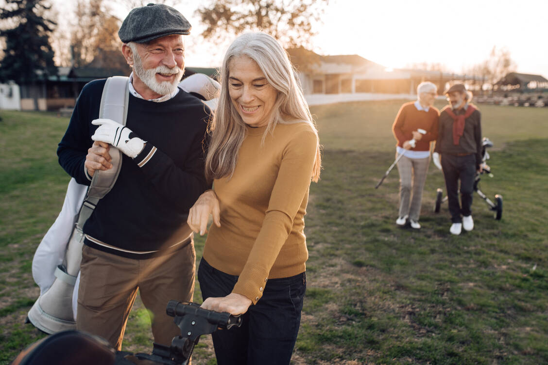 Golfen gilt nicht zu Unrecht als Seniorensport und kann auch noch im Alter gut erlernt werden. Wer die 18-Loch-Runde selbst läuft und auf eine gute Technik achtet, tut seinem Körper etwas Gutes. / Foto: Getty Images/RgStudio