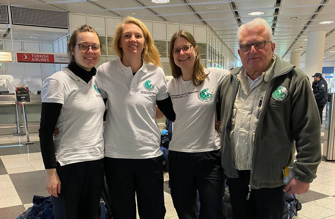Die drei Apothekerinnen Sina Haasis, Esther Henkys und Dr. Petra Nolte (von links) waren am Samstagabend am Münchener Flughafen guter Dinge, bei der pharmazeutischen Versorgung der Erdbebenopfer in der Türkei helfen zu können. Verabschiedet wurden sie von der erfahrenen Einsatzkraft Dr. Thomas Bergmann. / Foto: Apotheker ohne Grenzen