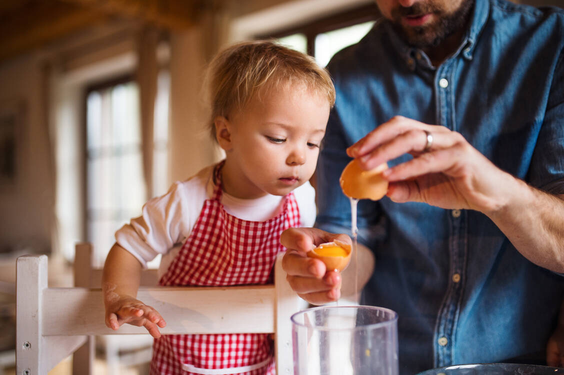 Im jüngeren Alter kommen bei Kindern am häufigsten echte Lebensmittelallergien gegen Eier, Kuhmilch, Soja und Sesam vor. Allergien gegen Hühnerei und Milchprodukte verwachsen sich oft. / Foto: Getty Images/Halfpoint Images