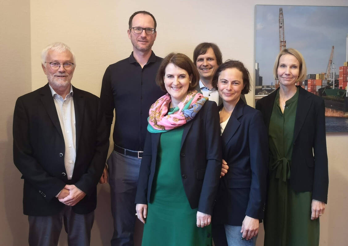Kammerpräsident Klaus Scholz (ganz links), Geschäftsführerin Dr. Isabel Justus (ganz rechts), dazwischen die Vorstandsmitglieder Sebastian Köhler, Christina Jäger, Axel Stellings und Christina Kösters. Sie stehen für die rund 500 Bremer Apothekerinnen und Apotheker. / Foto: PZ/Daniela Hüttemann