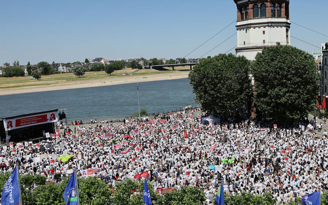 Mehr als 7.500 Apotheker/innen und ihre Mitarbeiter/innen haben heute auf dem Burgplatz in Düsseldorf demonstriert. / Foto: PZ/Alois Müller
