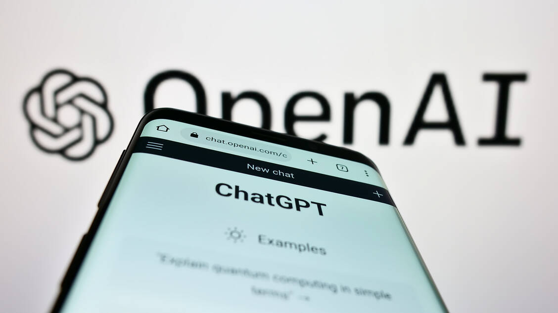 Chatbots werden Apothekerinnen und Apotheker in den kommenden Jahren in der Beratung nicht ersetzen können. Zu diesem Schluss kommen zwei Wissenschaftler von der Technischen Universität Braunschweig, die den Chatbot zu pharmazeutischen Fragestellungen testeten.  / Foto: Adobe Stock/Timon