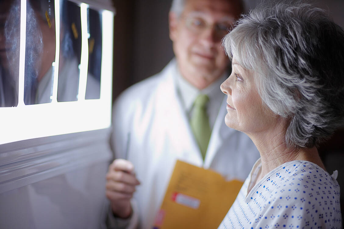 Derzeit haben alle 50- bis 69-jährigen Frauen sowie auch jüngere oder ältere Frauen in bestimmten Fällen Anspruch auf regelmäßige Mammografien zur Brustkrebsvorsorge. / Foto: Getty Images/Fuse
