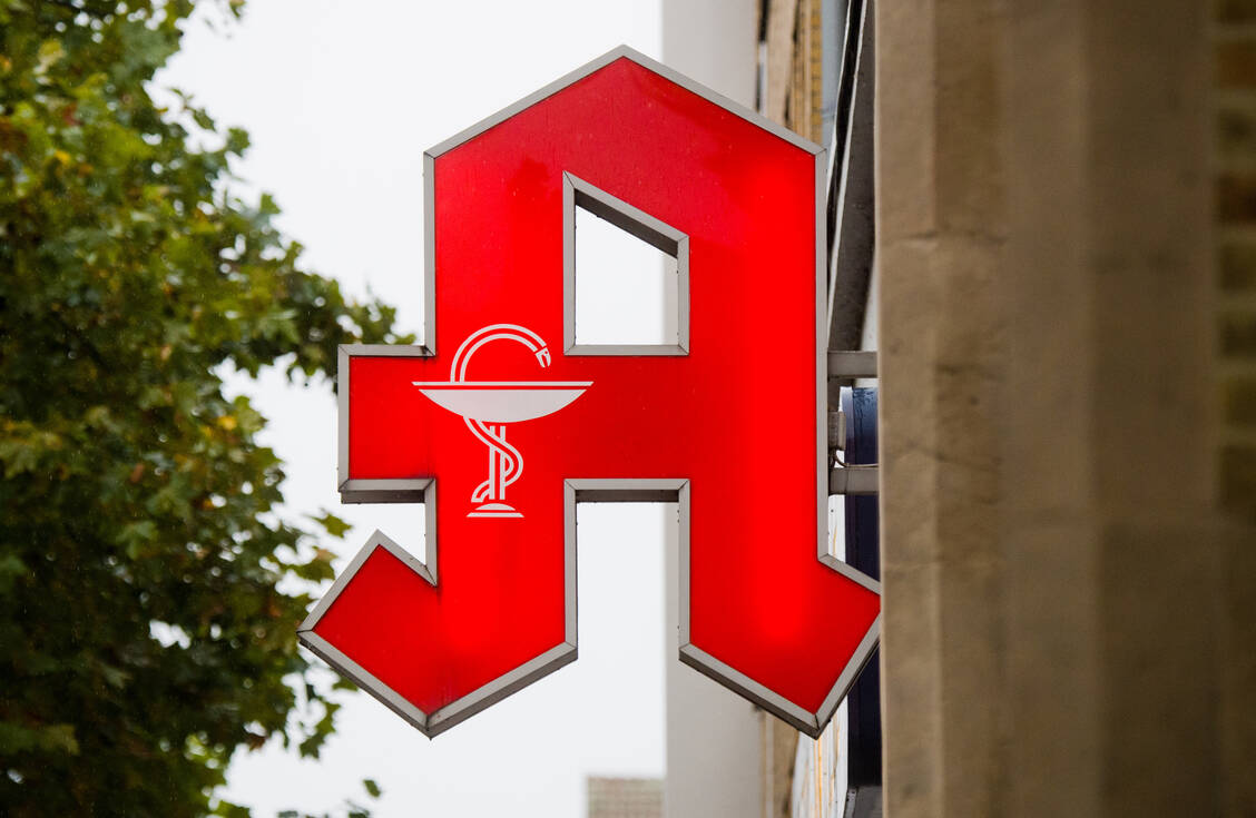 Ein neues Gesetz soll die Vor-Ort-Apotheken zukunftsfest machen und unter anderem ihre Position gegenüber dem ausländischen Versandhandel stärken. / Foto: dpa