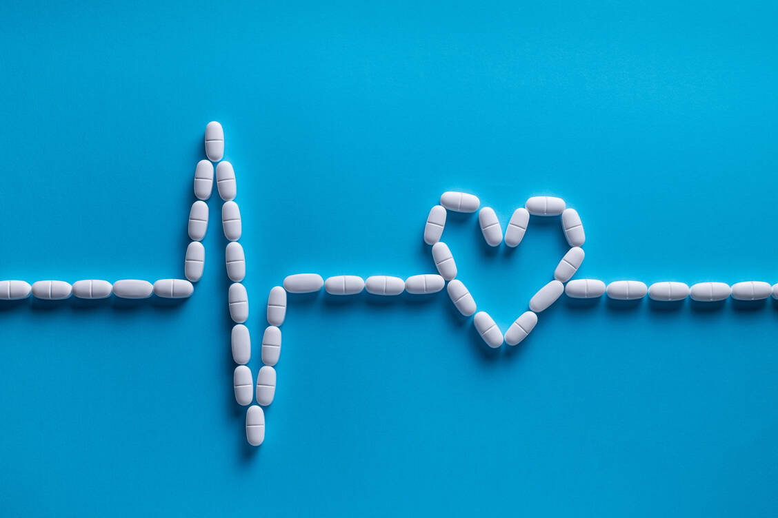Patienten mit Herzinsuffizienz sollten von Anfang an eine Kombinationstherapie erhalten. Das verbessert die Prognose. / Foto: Getty Images/Aleksandr Zubkov