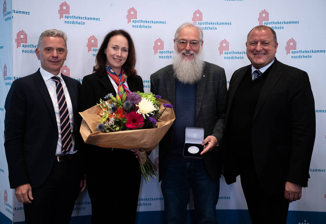 Stefan Derix (Hauptgeschäftsführer der AKNR), Kathrin Luboldt (Vize-Präsidentin der AKNR), Manfred Krüger mit Ehrengabe und Dr. Armin Hoffmann (von links) / Foto: AKNR / Lars Heidrich