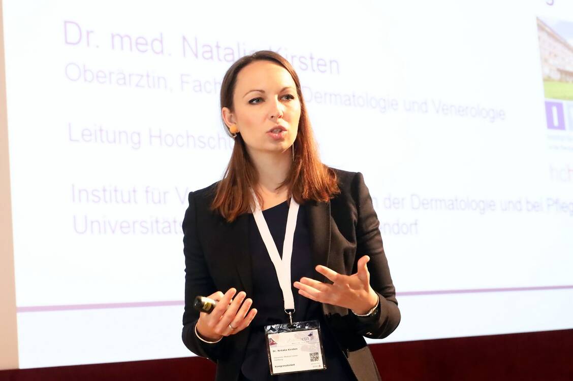 Obwohl es inzwischen vielfältige und nebenwirkungsarme Therapieoptionen für Menschen mit Psoriasis gibt, sind laut Dr. Natalia Kirsten noch immer 55 Prozent der Patienten unter- oder fehlversorgt. / Foto: PZ/Müller