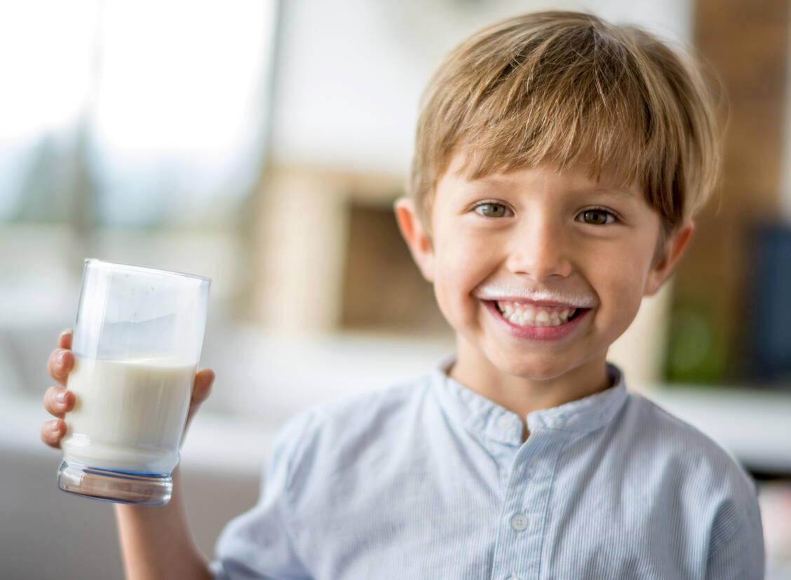 Dass Kinder besonders viel Milch trinken sollen, lässt sich so pauschal nicht sagen. Bei ausgewogener Ernährung kann ein hoher Milchkonsum in der Kindheit Vor- und Nachteile haben. / Foto: iStock/Andresr