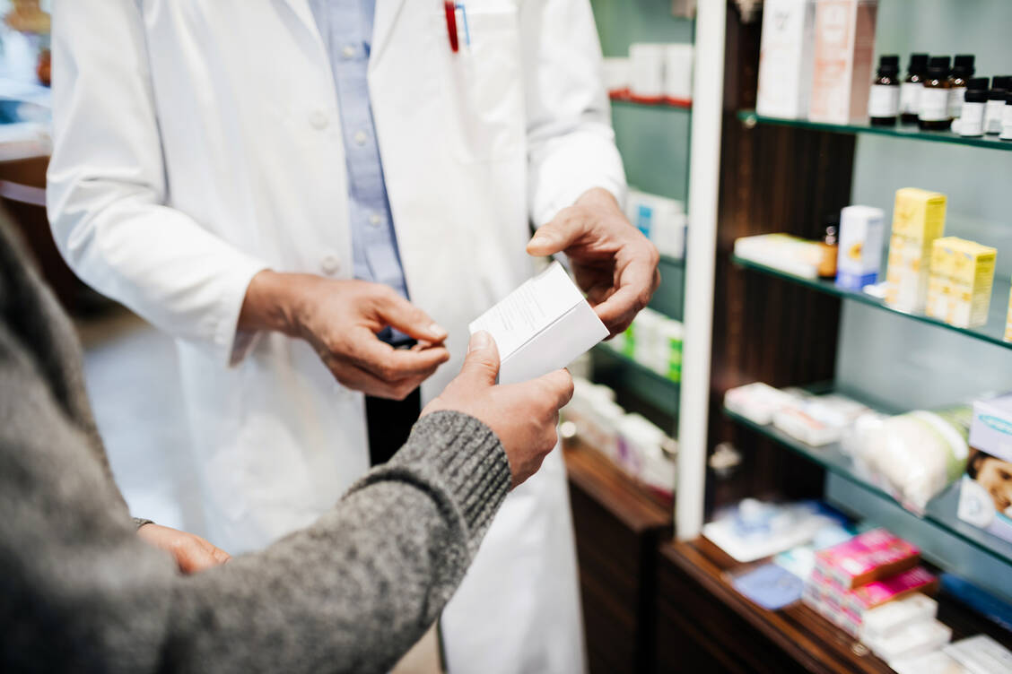 Selbstmedikation spielt eine zentrale Rolle in der nachhaltigen Gesundheitsversorgung – Apotheken können hier eine wichtige Anlaufstelle sein. / © Getty Images/Tom Werner