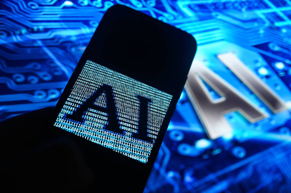 Künstliche Intelligenz wird in Unternehmen noch mit Zurückhaltung eingesetzt. / © IMAGO/SOPA Images
