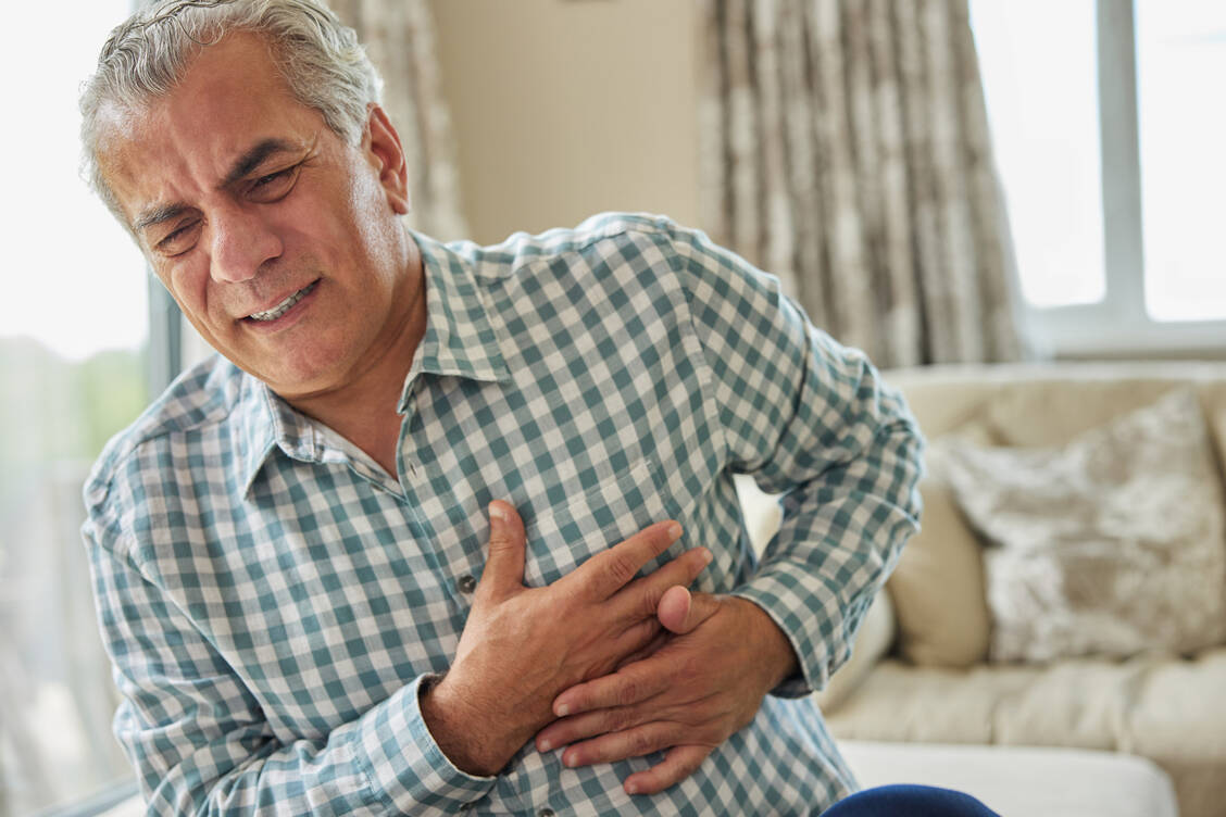 Wer nach einem Herzinfarkt rasch eine lipidsenkende Kombitherapie bekommt, hat ein besseres Überleben und weniger schwere Komplikationen. / © Getty Images/Daisy-Daisy