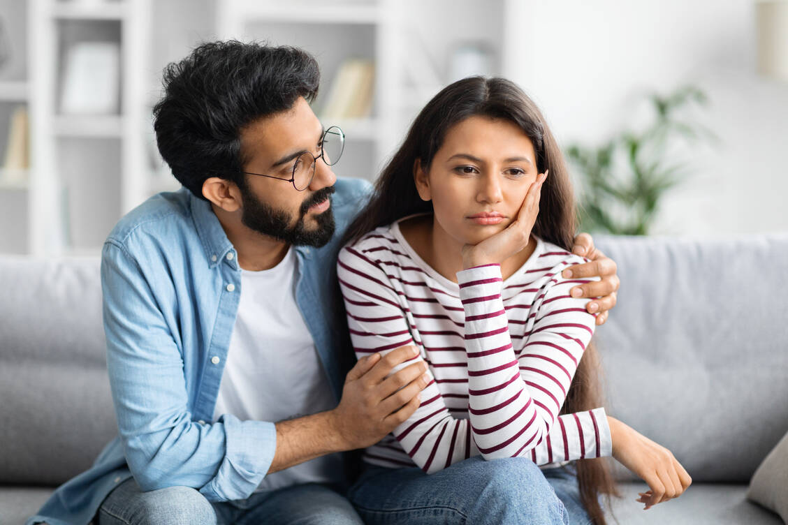 Wenn eine Entschuldigung wirklich ankommen soll, bracht es Einsicht, eine Erklärung sowie eine Wiedergutmachung. / © Shutterstock/Prostock-studio